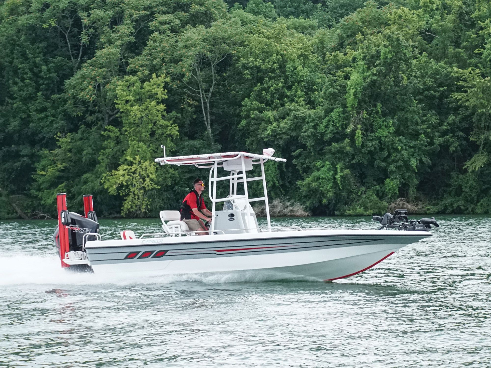 Charger Bay Charger 2230L Sport running on the lake