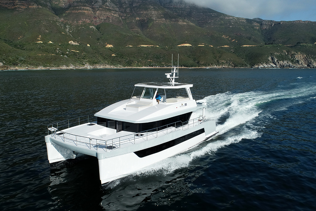 Two Oceans 555 Power Catamaran - 2023 Miami International Boat Show Preview